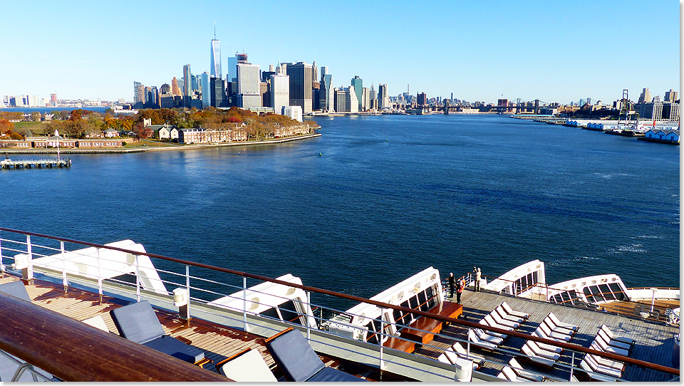 Die Queen kommt serit ein paar Jahren immer in Brooklyn an. Praktisch fr den Blick auf Manhattan. Davor liegt Governors Island, wo einst alles begann. Heute ist der grte Teil der Insel gesperrt und verfllt.