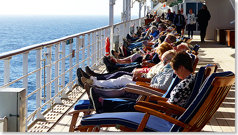 Das Wetter kommt gut, 20 Grad in der Sonne. Die Teakliegen auf dem Promenadendeck sind schon lngst smtlich belegt. Zumindest auf der Sonnenseite.