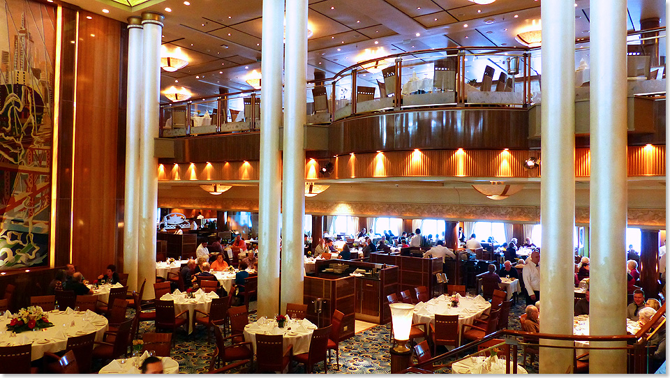 Das Britannia-Restaurant, hier diniert die ordinre Klasse der Innen-, Auen- und Balkonkabinen-Gste, liegt auf Deck 2 und 3 im hinteren Schiff.