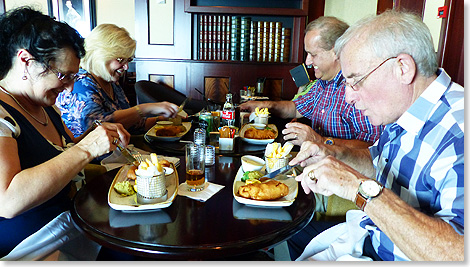 Im Golden Lion: Die Briten stehen Mittag fr Mittag geduldig nach Fish & Chips an, und wer das gegessen hat, kann das verstehen.