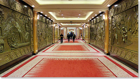 Der groe Gang fhrt von der Grand Lobby zum Britannia-Restaurant.  Unter den Fen liegt dick der Teppich, links und rechts zieren riesige Bronze-Reliefs. Bronze? Naja, Bronze-farbige Reliefes.