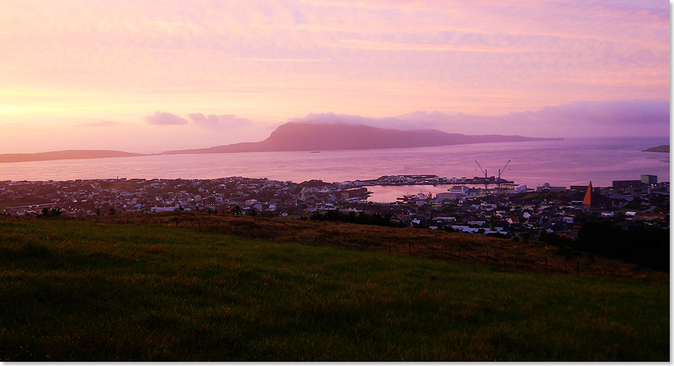 Sonnenaufgang ber Trshavn, der Hauptstadt der Frer.