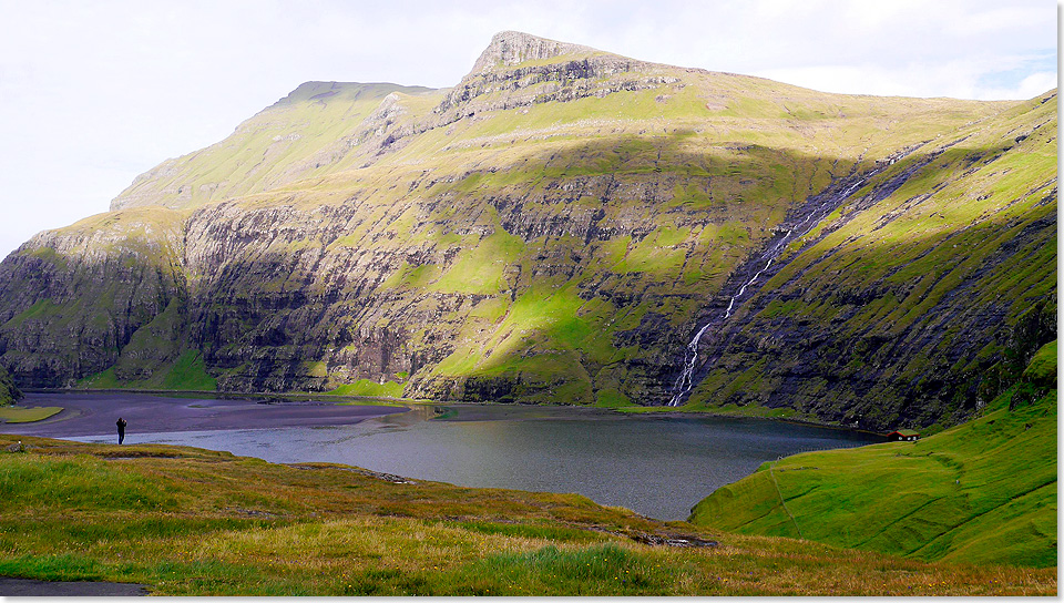 Am Rande eines Fjords ist der Ausblick traumhaft und eine Htte ein Paradies. 