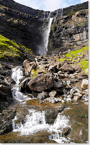 Ein Wasserfall donnert in die Tiefe.