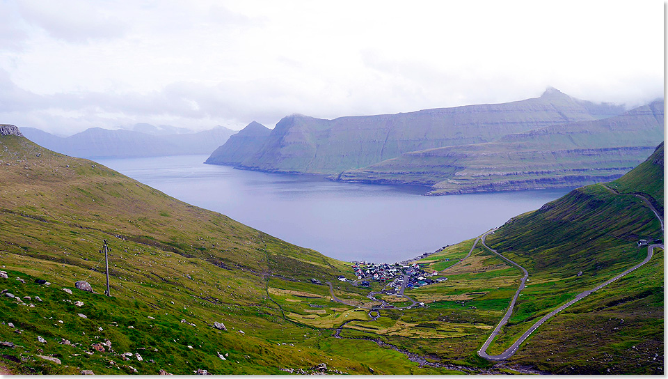 Ein kleines Dorf am Fue eines Fjords.