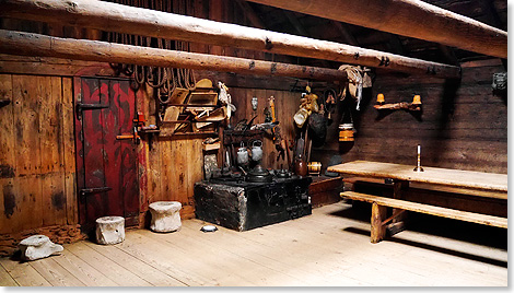 Im Inneren des Hauses von Farmer Jannes ist der lteste Raum 946 jahre alt. Hier steht auch der Tisch, der aus einer Planke eines gesunkenen Schiffes gebaut wurde.