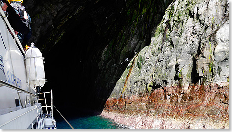 Noch nher fhrt das Boot an die Klippen heran, dringt ein in eine enge, kaum befahrbare Grotte.