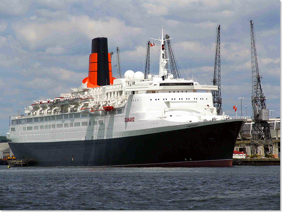 Die QUEEN ELIZABETH 2 im Mai 2004 in Southampton.