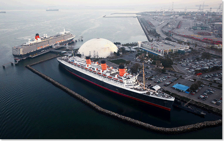 Die QUEEN MARY, Baujahr 1936) liegt als Hotelschiff in Long Beach, links davon liegt die QUEEN ELIZABETH (Baujahr 2010) anlsslich eines Besuches im Jahr 2015 in Long Beach, Kalifornien.