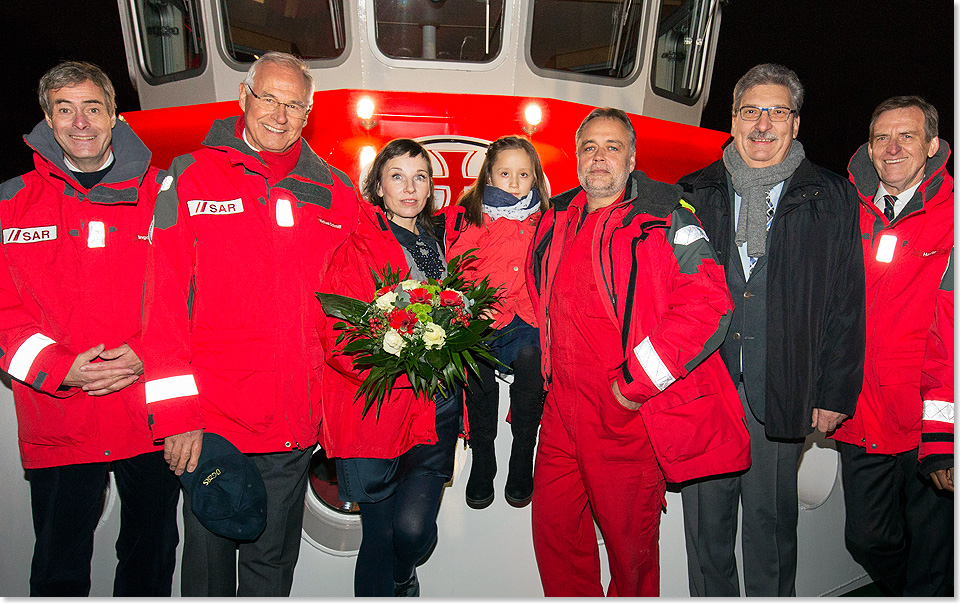 17. Dezember 2016  Die Taufe des Seenotrettungskreuzers BERLIN: Kurz nach der Taufe (v. l.): Ingo Kramer, stellvertretender DGzRS-Vorsitzer, Michael Schroiff, stellvertretender DGzRS-Vorsitzer, Taupatinnen Meret Becker und Tessa Mielitz, Vormann Michael Mller, Ralf Wieland, Prsident des Berliner Abgeordnetenhauses, und DGzRS-Vorsitzer Gerhard Harder.