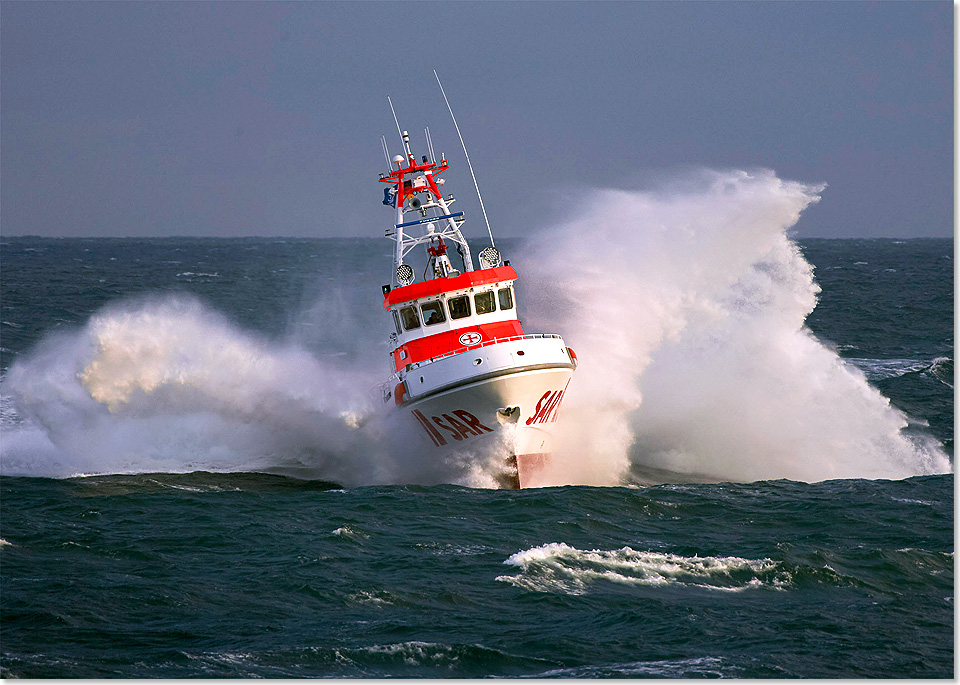 Der Seenotrettungskreuzer BERLIN  SK36  auf Probefahrt in der Nordsee.