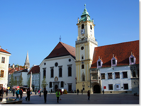 Rechts das Alte gotische Rathaus in der Altstadt von Bratislava.
