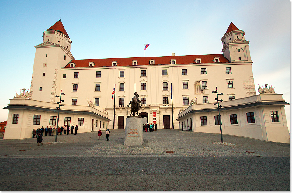 Die Burg von Bratislava ist in ihrer markanten Gestalt mit den vier Ecktrmen das alte Wahrzeichen der Hauptstadt der Slowakei.