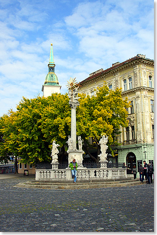 Heilige Dreifaltigkeit vor dem Dom St. Martin.