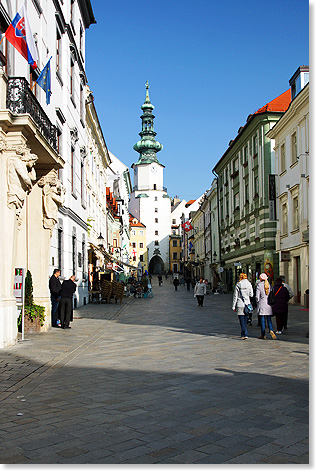 Altstadtstrae mit dem Michaelistor im Hintergrund.