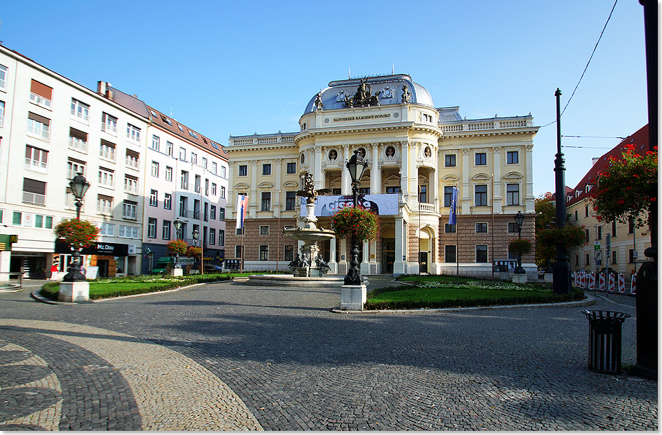 Das historische Gebude des Slowakischen Nationaltheaters am Hviezdoslav-Platz in Bratislava.