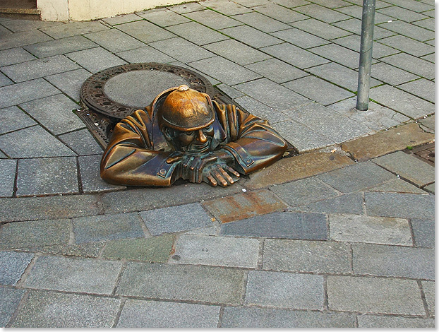 Die Skulptur eines Arbeiters in der Altstadt von Bratislava. 