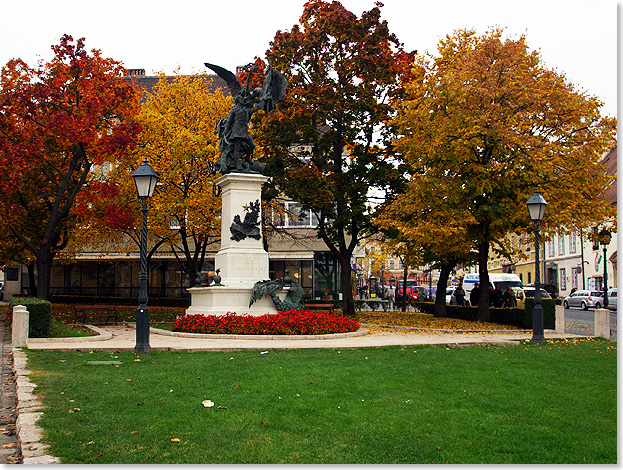 Auf dem Burgberg im Stadtteil Buda. Ein kleiner Park mit einer Statue zum Gedenken an die Befreiungskriege.