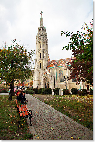 In der Mitte des Burgbergs steht die Matthiaskirche mit der filigranen Turmspitze.