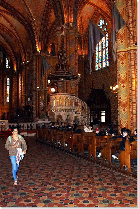 Die Kanzel am Hauptgang der Matthiaskirche.