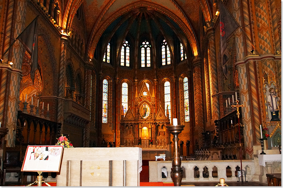 Der Name der Matthiaskirche geht auf Knig Matthias Corvinus (1458-1490) zurck, der die Kirche 1470 um einen fnfgeschossigen Turm und das knigliche Oratorium erweitern lie. Noch heute finden wir sein Wappen gleich neben dem Marientor, ursprnglich war es jedoch am Turm platziert. 