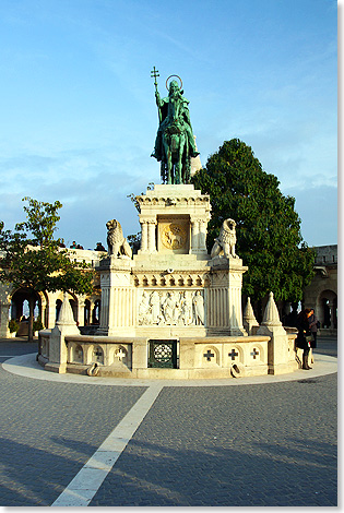 Das Denkmal von Knig Stephan der Heilige zwischen Matthiaskirche und Fischerbastei. 