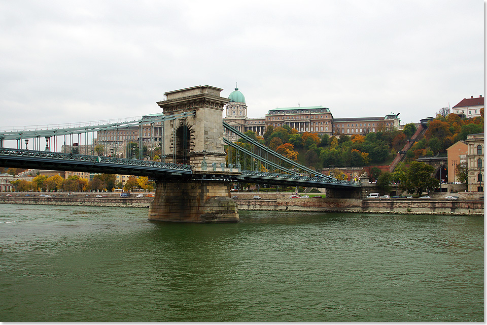 Die Kettenbrcke und das Schloss auf der Budaer Seite. 