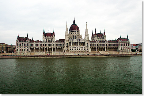 Selbst das schnste Gebude  hier das prchtige Parlament  sieht bei diesem Wetter trist aus.