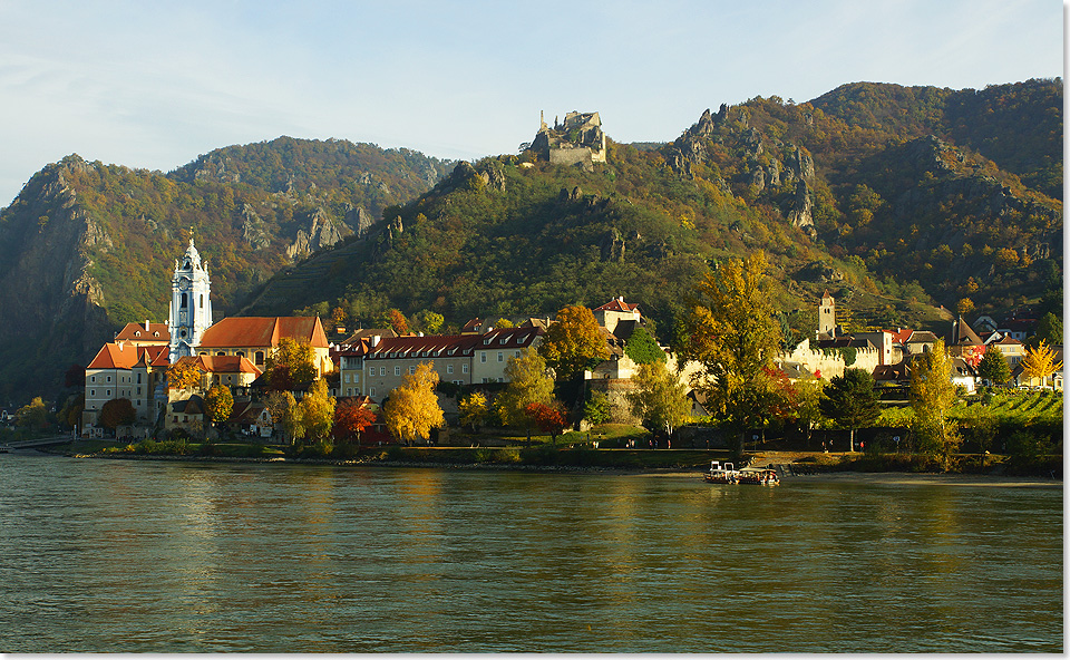 MS ARIANA pssiert in den frhen Morgenstunden bei noch tiefstehender Sonne Drnstein, die Perle der Wachau.