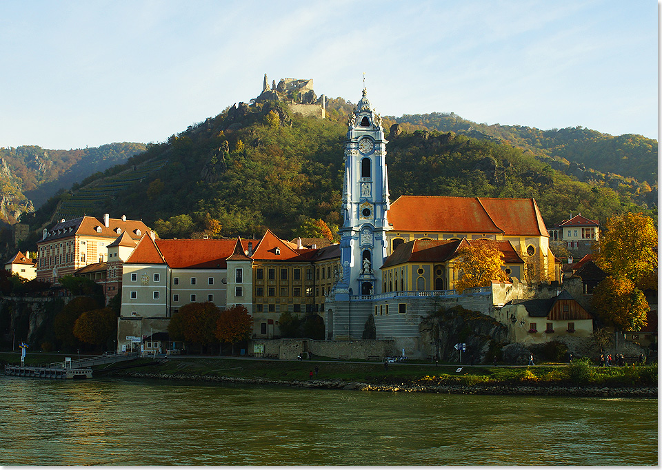  Drnstein, die Perle der Wachau mit dem unverwechselbaren blauen Turm der Stiftskirche und darber thont die Burgruise Drnstein.