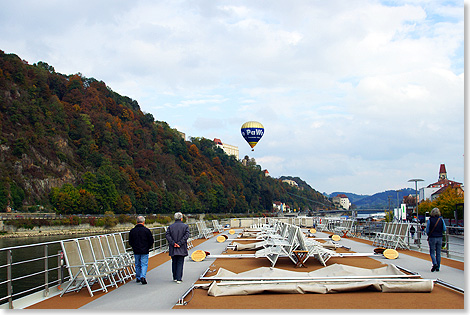 Ein Heiluftballon ber der Veste Oberhaus.