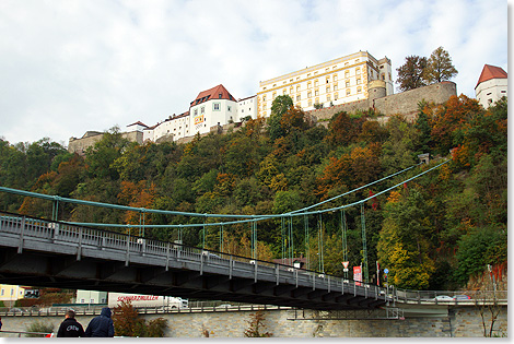 Blick ber die Prinzregent-Luitbold-Brcke auf die Veste Oberhaus.