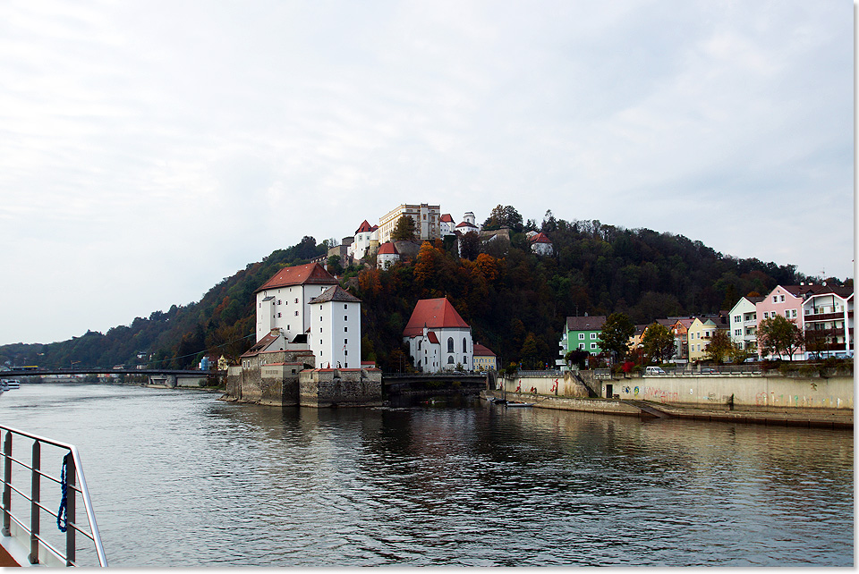 MS ARIANA verlsst Passau. Auf dem Berg die Veste Oberhaus, unten links die Veste Unterhaus, die Ilz-Mndung und rechts die Ilzstadt.