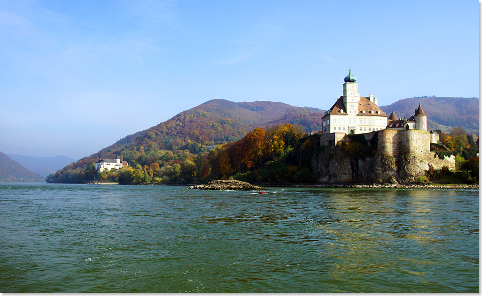 Schloss Schnbhel und das Servitenkloster, links im Bild, sind fr die Bergfahrer das Ende der zauberhaften Wachau.