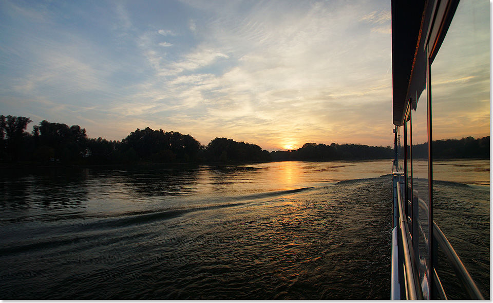 Sonnenuntergang im Strudengau, die ARIANA fhrt in die Nacht hinein, ihr Ziel ist am nchsten Morgen Passau. Eine interessante Herbstreise neigt sich dem Ende zu.