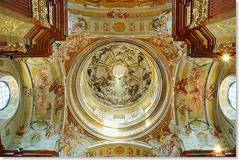 Die Decken- und Kuppel-Fresken der Stiftskirche im Stift Melk. Rottmayrs Ausmalung der Kuppel (1716 bis 1717) zeigt das Himmlische Jerusalem mit Gottvater, Christus und dem Heiligen Geist.