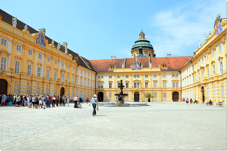 Der Prlatenhof des Stift Melk ist 84 Meter lang und 42 Meter breit. Dessen Grundflche ist trapezfrmig, so dass die starke, auf die Kuppel der Stiftskirche hin ausgerichtete Raumwirkung noch verstrkt wird.