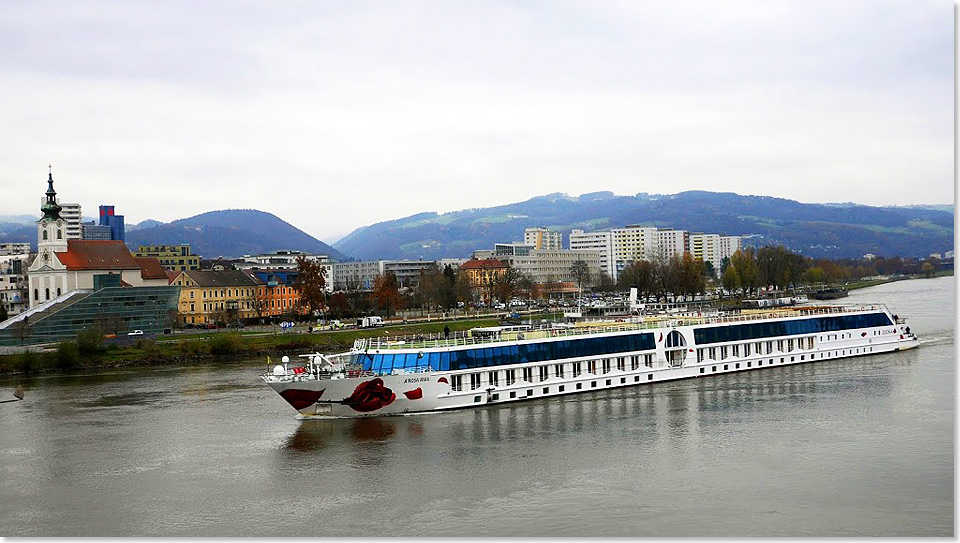 Die A-ROSA BELLA steuert Linz an.