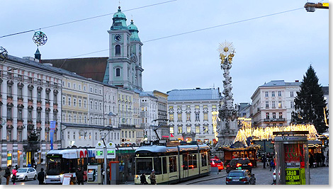 Der Hauptplatz von Linz an der Donau mit dem Alten Dom und der Pestsule.