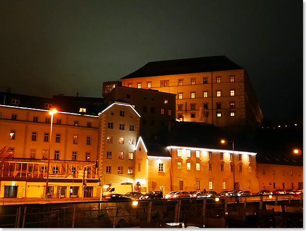 Linz gilt als Stadt der 1000 Lichter, alles ist beleuchtet, auch das Schloss am Donauufer.