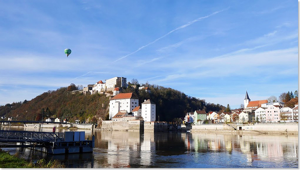 Letzter Blick am nchsten Morgen vom Dreiflsseeck auf die Vesten Oberhaus und Unterhaus, die Ilz und die Ilzstadt.