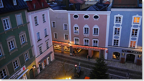Der Blick in die abendliche Altstadt von Passau ...