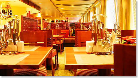 Das weitlufige Restaurant, in dessen Mitte zu den Mahlzeiten mittags und abends ein Spezialitten-Buffet je nach Tages-Motto aufgebaut ist.