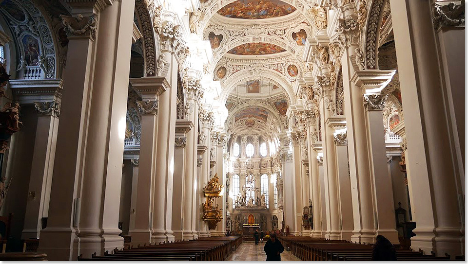 Der reichliche Barockstuck im Inneren des Doms von Givanni Batista Carlone und die grte Domorgel der Welt beeindrucken alle Besucher.