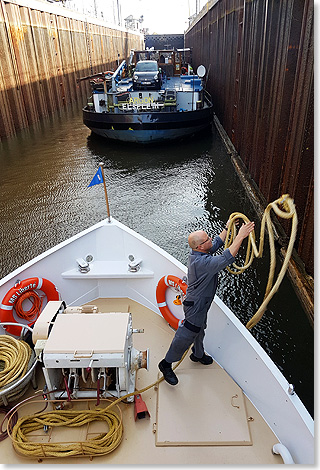 Junior-Kapitn Thomas Magner wirft in einer Weserschleuse schwungvoll die Festmacherleine.