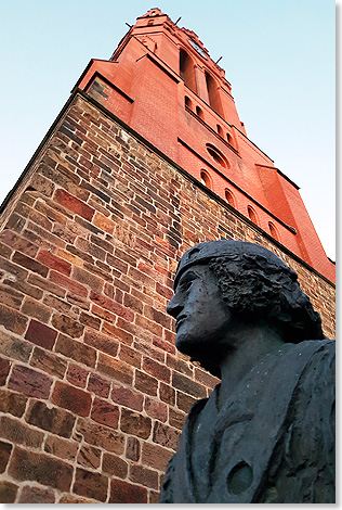 Der 72 Meter hohe Turm der Pfarrkirche St. Martin mit der Widukind-Statue.