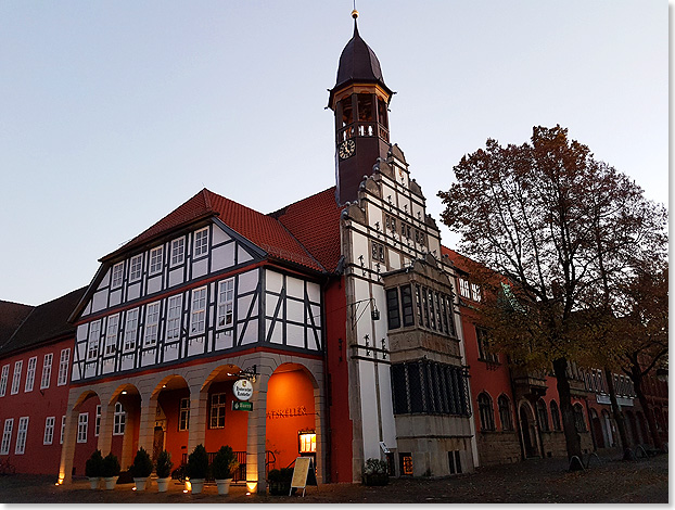 Das mittelalterliche Fachwerkrathaus von Nienburg mit dem Ratskeller.