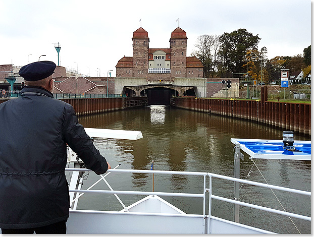 Vor der Einfahrt in die Schachtschleuse von Minden.