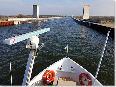 Einfahrt in den Trog des Wasserstrassenkreuzes Magdeburg.