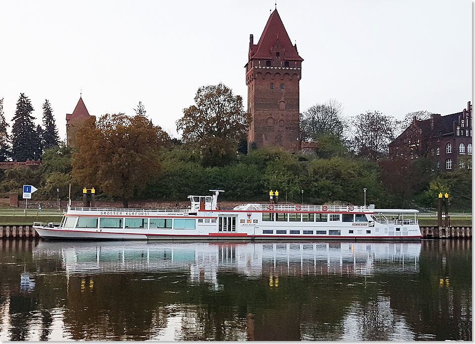 Das ehemalige Berliner Fahrgastschiff GROSSER KURFRST an seinem Liegeplatz vor der Stadtmauer von Tangermnde.